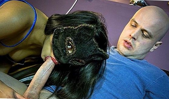 Грубый Секс: Красотка впустила папиного товарища, который пришел к ним домой, чтобы починить трубы, порно видео