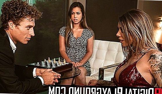 Красотка пробирается в постель парня, который пришелся ей по душе своей черной кожей и начинает поднимать над его чреслами одело, чтобы лицезреть мужское достоинство, порно видео