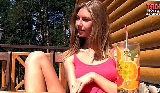 Голая студентка залезла на стол и надрочила пизду, чтобы возбудить неистовое желание, порно видео