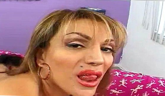 Брюнетки: Латинка решила выебать соседа и сделала это надев купальник и показав огромные сиськи и жопу, порно видео